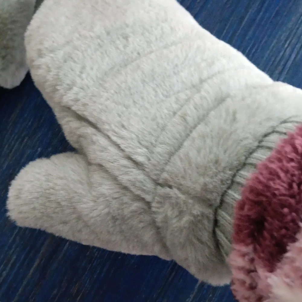 💜 3/$15💜Cozy Gray Green Fleece Lined, Faux Fur Mittens💜 - Picture 6 of 7